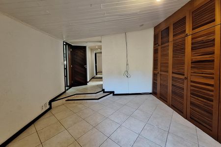 Casa à venda com 311m², 5 quartos e 3 vagas Casa à venda com 311m², 5 quartos e 3 vagasSuíte 2