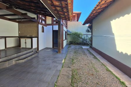 Casa à venda com 311m², 5 quartos e 3 vagas Casa à venda com 311m², 5 quartos e 3 vagasQuintal