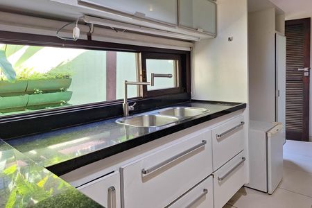 Casa à venda com 311m², 5 quartos e 3 vagas Casa à venda com 311m², 5 quartos e 3 vagasCozinha