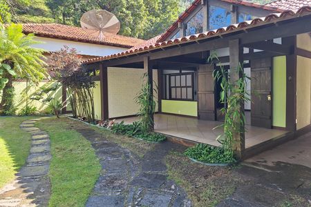 Casa à venda com 311m², 5 quartos e 3 vagas Casa à venda com 311m², 5 quartos e 3 vagasQuintal