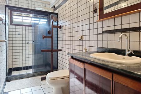 Casa à venda com 311m², 5 quartos e 3 vagas Casa à venda com 311m², 5 quartos e 3 vagasBanheiro da Suíte 1