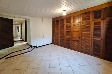 Casa à venda com 311m², 5 quartos e 3 vagas Casa à venda com 311m², 5 quartos e 3 vagasSuíte 2