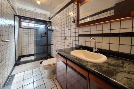 Casa à venda com 311m², 5 quartos e 3 vagas Casa à venda com 311m², 5 quartos e 3 vagasBanheiro da Suíte 1