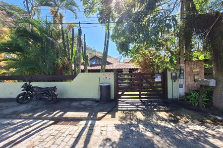 Casa à venda com 311m², 5 quartos e 3 vagas Casa à venda com 311m², 5 quartos e 3 vagasFachada