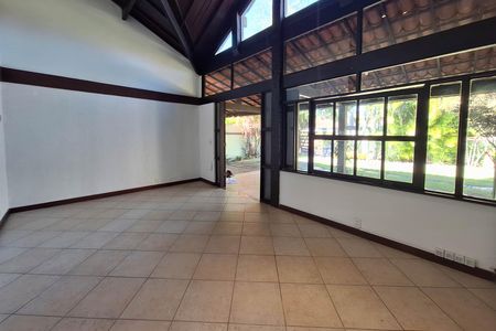 Casa à venda com 311m², 5 quartos e 3 vagas Casa à venda com 311m², 5 quartos e 3 vagasSala