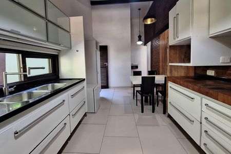 Casa à venda com 311m², 5 quartos e 3 vagas Casa à venda com 311m², 5 quartos e 3 vagasCozinha