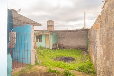 Pátio nos fundos de casa à venda com 2 quartos, 60m² em Guajuviras, Canoas