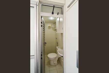 Banheiro de serviço de apartamento para alugar com 3 quartos, 88m² em Lourdes, Belo Horizonte