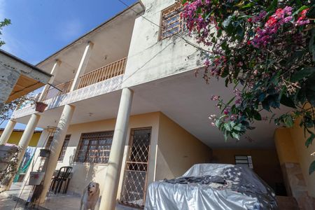 Casa à venda com 200m², 5 quartos e 2 vagas Casa à venda com 200m², 5 quartos e 2 vagasFachada