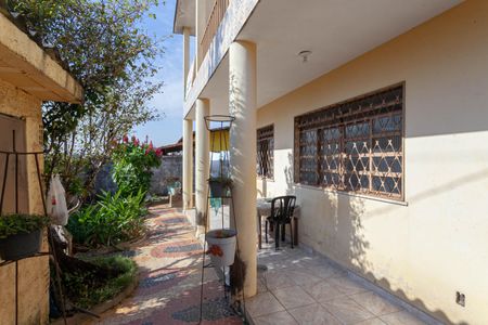 Casa à venda com 200m², 5 quartos e 2 vagas Casa à venda com 200m², 5 quartos e 2 vagasVaranda
