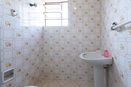 Banheiro social 2 de casa à venda com 5 quartos, 200m² em Coqueiros, Belo Horizonte