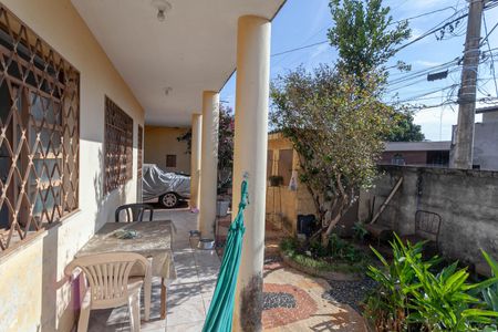 Casa à venda com 200m², 5 quartos e 2 vagas Casa à venda com 200m², 5 quartos e 2 vagasVaranda