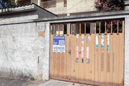 Casa à venda com 200m², 5 quartos e 2 vagas Casa à venda com 200m², 5 quartos e 2 vagasFachada