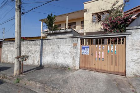 Casa à venda com 200m², 5 quartos e 2 vagas Casa à venda com 200m², 5 quartos e 2 vagasFachada