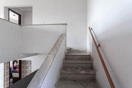 Casa à venda com 200m², 5 quartos e 2 vagas Casa à venda com 200m², 5 quartos e 2 vagasEscada