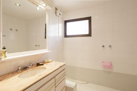 Apartamento para alugar com 174m², 4 quartos e 3 vagas Apartamento para alugar com 174m², 4 quartos e 3 vagasBanheiro da Suíte 2