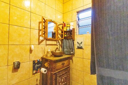 Banheiro  de casa à venda com 3 quartos, 290m² em Taboão, Diadema