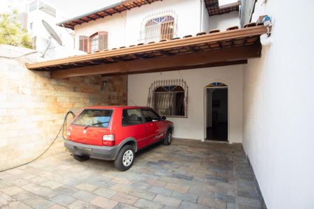 Garagem de casa à venda com 3 quartos, 180m² em Santa Branca, Belo Horizonte