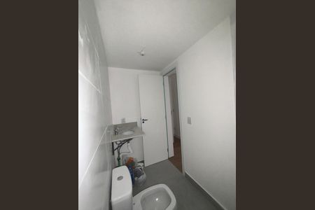 Banheiro social de apartamento à venda com 2 quartos, 51m² em Jardim Sabará, Porto Alegre