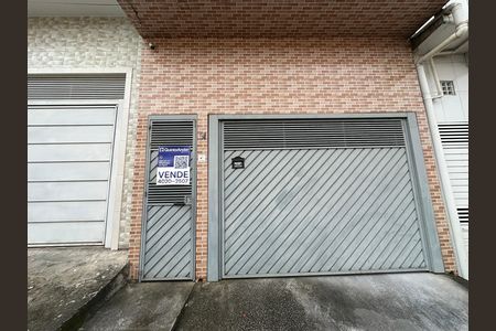 Casa à venda com 206m², 2 quartos e 1 vaga Casa à venda com 206m², 2 quartos e 1 vagaFachada