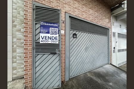 Casa à venda com 206m², 2 quartos e 1 vaga Casa à venda com 206m², 2 quartos e 1 vagaFachada