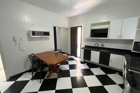 Casa para alugar com 220m², 3 quartos e 2 vagas Casa para alugar com 220m², 3 quartos e 2 vagasCozinha