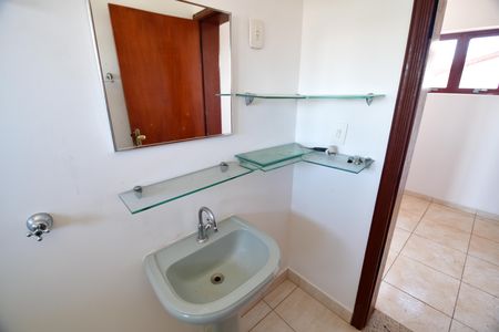 Casa para alugar com 237m², 3 quartos e 6 vagasBanheiro Social