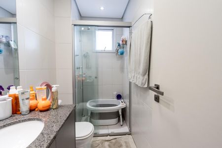 Banheiro social  de apartamento para alugar com 3 quartos, 100m² em Água Branca, São Paulo
