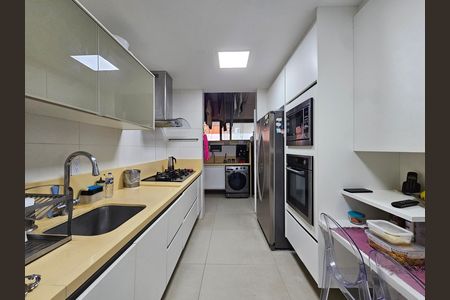 Apartamento para alugar com 320m², 3 quartos e 4 vagas Apartamento para alugar com 320m², 3 quartos e 4 vagasCozinha