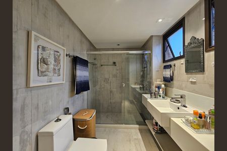 Apartamento para alugar com 320m², 3 quartos e 4 vagas Apartamento para alugar com 320m², 3 quartos e 4 vagasBanheiro da Suíte 2