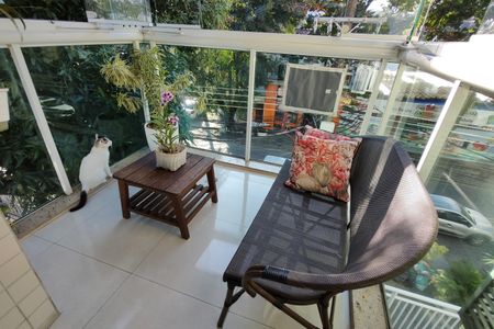 Apartamento à venda com 101m², 3 quartos e 2 vagas Apartamento à venda com 101m², 3 quartos e 2 vagasVaranda