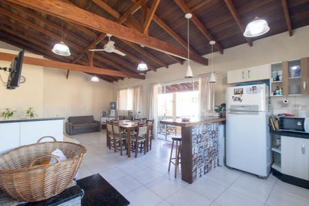 Casa à venda com 115m², 4 quartos e 2 vagas Casa à venda com 115m², 4 quartos e 2 vagasCozinha