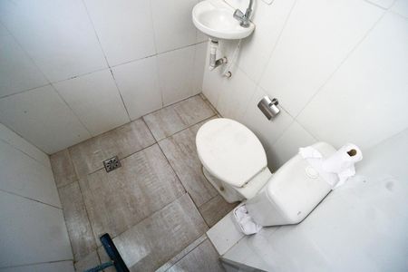 Banheiro da suíte de casa de condomínio à venda com 2 quartos, 178m² em Vila Carrão, São Paulo