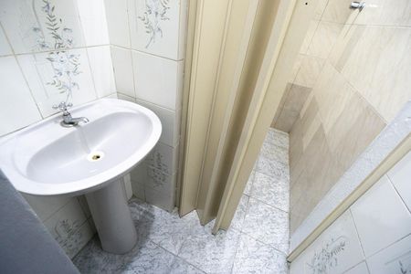 Banheiro social de casa de condomínio à venda com 2 quartos, 178m² em Vila Carrão, São Paulo