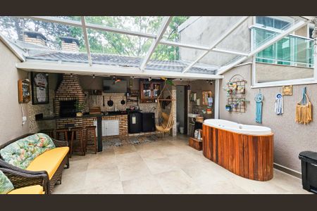 Casa à venda com 232m², 4 quartos e 4 vagas Casa à venda com 232m², 4 quartos e 4 vagasQuintal