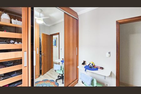 Casa à venda com 232m², 4 quartos e 4 vagas Casa à venda com 232m², 4 quartos e 4 vagasQuarto