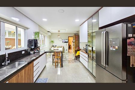 Casa à venda com 232m², 4 quartos e 4 vagas Casa à venda com 232m², 4 quartos e 4 vagasCozinha