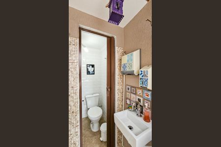 Casa à venda com 232m², 4 quartos e 4 vagas Casa à venda com 232m², 4 quartos e 4 vagasBanheiro de serviço