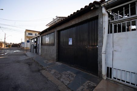 Fachada de casa à venda com 2 quartos, 112m² em Conjunto 11, Brasília