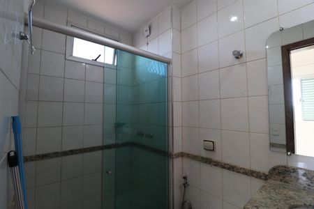 Banheiro do Quarto 1 de apartamento para alugar com 2 quartos, 56m² em Umuarama, Uberlândia