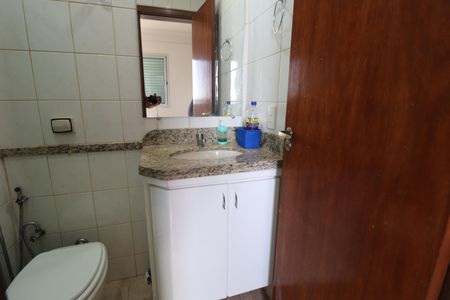 Apartamento para alugar com 56m², 2 quartos e 2 vagasBanheiro do Quarto 1