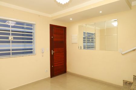 Casa de Condomínio para alugar com 2 quartos, 65m² em Vila Carmosina, São Paulo