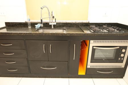 Cozinha de casa de condomínio para alugar com 2 quartos, 65m² em Vila Carmosina, São Paulo