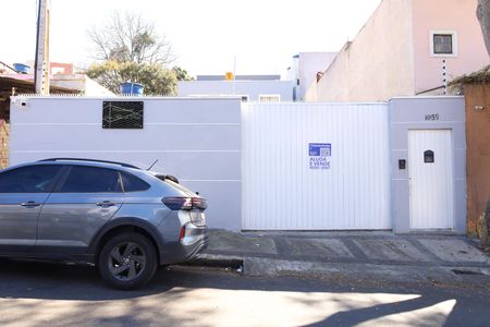 Fachada do condomínio - Placa GRANDE instalada no portão do condomínio dia 11.07.2026 - ECZZ-586 de casa de condomínio para alugar com 2 quartos, 65m² em Vila Carmosina, São Paulo
