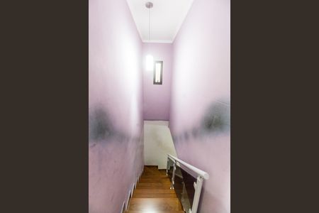 Casa para alugar com 90m², 3 quartos e 2 vagas Casa para alugar com 90m², 3 quartos e 2 vagasEscada