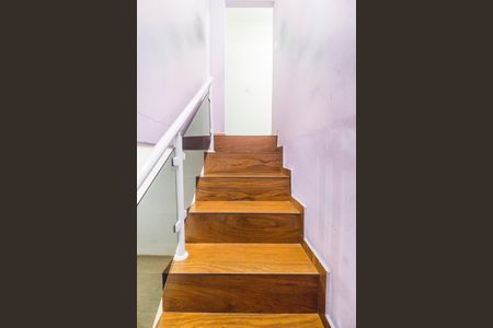 Casa para alugar com 90m², 3 quartos e 2 vagas Casa para alugar com 90m², 3 quartos e 2 vagasEscada