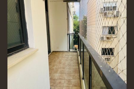 Balcony com vista para a rua, com janelas pequenas e iluminação boa. de apartamento à venda com 3 quartos, 109m² em Jardim Botânico, Rio de Janeiro