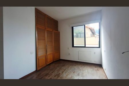Apartamento à venda com 109m², 3 quartos e 1 vaga Apartamento à venda com 109m², 3 quartos e 1 vagaQuarto com móveis de madeira e piso de parquet, com uma janela grande e iluminação natural.