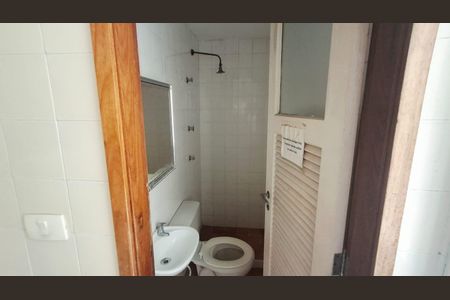 Banheiro com piso de porcelanato, vaso sanitário e chuveiro, com iluminação adequada. de apartamento à venda com 3 quartos, 109m² em Jardim Botânico, Rio de Janeiro