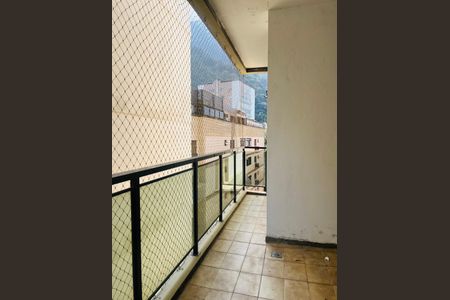 Apartamento à venda com 109m², 3 quartos e 1 vaga Apartamento à venda com 109m², 3 quartos e 1 vagaBalcony com vista para a rua, com uma grade de segurança e um chão de azulejos.